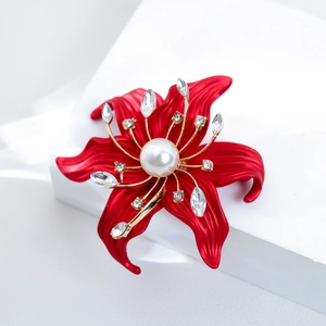 Eleganter roter Rosen-Anstecker mit Kristallen und Perle auf minimalistischem weißem Grund