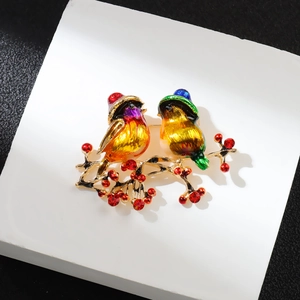 Broche oiseau de style chinois avec émail coloré et baies en strass rouges sur métal