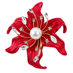Eleganter roter Lilien-Anstecknadel mit Goldakzenten, Perle und funkelnden Kristallen