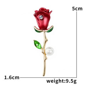 Detaillierte Maße für die rote Emaille-Rosenbrosche mit Abmessungen 5 cm mal 1,6 cm