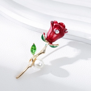 Elegante rote Rosenbrosche mit grünem Blatt und weißer Perle auf weißem Hintergrund