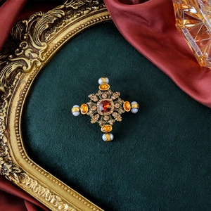 Vintage Baroque Cross Brooch For Women Antique Gold Alloy Rhinestone Faux Artificial Pearl Palace Style Breastpin Fashion Jewelry Gift