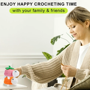 Détail de mains féminines crochetant des tortues de fruits roses et orange dans un cadre douillet