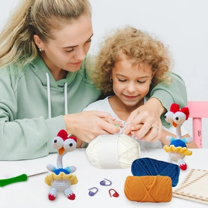 Kit de crochet pour débutants avec fils colorés, outils et poupées de poussins finies