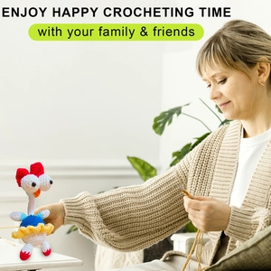 Femme crochetant un poulet coloré en peluche avec un kit de crochet pour débutant