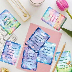 50 cartes d'affirmation colorées avec citations positives sur un bureau blanc élégant