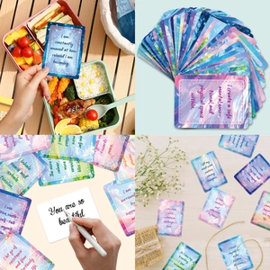 Collage de cartes d'affirmation aquarelle dans des scènes de vie et sur un bureau en bois
