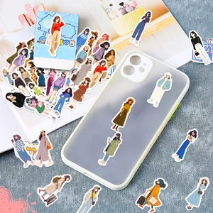Gros plan d'autocollants de fille sur coque de téléphone avec boîte de rangement bleue