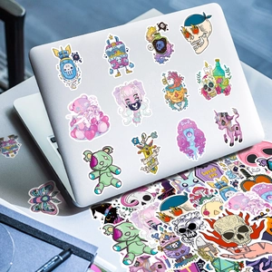 Vista dettagliata di adesivi graffiti teschio creativi su un laptop d'argento