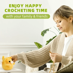 Detail einer handgemachten gelben Häkel-Tigerpuppe mit Strickzeug in warmer Innenumgebung