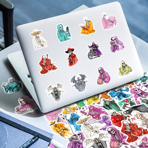 50 pegatinas de calaveras coloridas en un portátil plateado para decoración creativa