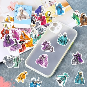 Detalle de pegatinas de calaveras coloridas sobre una funda de móvil y fondo creativo