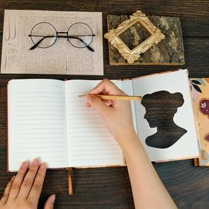 Détail du carnet avec silhouette découpée créative et pages intérieures lignées élégantes