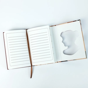 Détail du carnet vintage avec silhouette découpée et ruban marque-page en soie