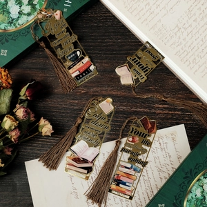 Details eines Vintage Metall-Lesezeichens mit Seidenquaste und inspirierendem Spruch