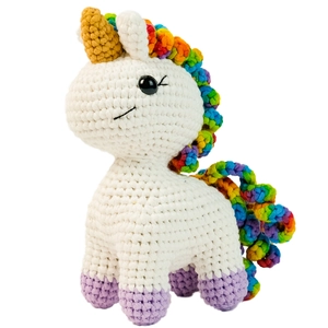 Peluche licorne au crochet faite main avec crinière arc-en-ciel et corne d'or