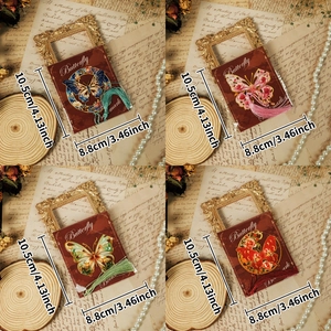 Marcadores de mariposa en metal hueco con borlas en cuatro diseños vintage artísticos