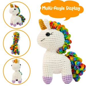 Vue multi-angle d'une licorne au crochet faite main avec corne dorée et queue arc-en-ciel