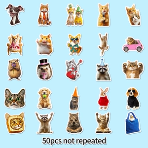 Layout macro di 25 divertenti adesivi di animali con gatti e cani su sfondo blu chiaro
