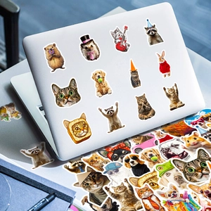Varietà di adesivi scarabocchi di gatti e cani applicati sulla superficie di un laptop
