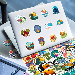 Outdoor-Camping-Aufkleber als dekorative Aufkleber auf einem silbernen Laptop-Gehäuse