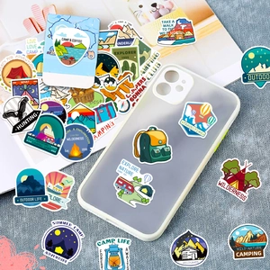 Detail von wasserdichten Camping-Stickern auf Handyhülle mit Retro-Sternennacht-Designs