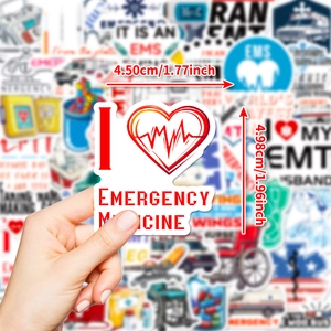 Mano che tiene un adesivo medico a cuore con linea ECG per medicina d'emergenza