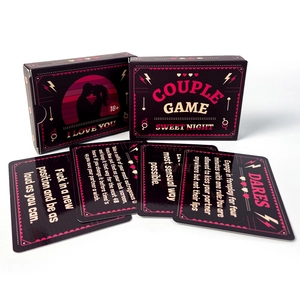 Primer plano de cartas Couple Game Sweet Night con desafíos románticos e iconos rosas