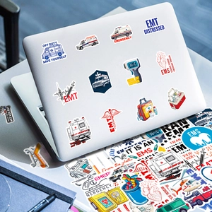 Dettaglio degli adesivi medici EMT su un laptop con disegni di ambulanze e attrezzature