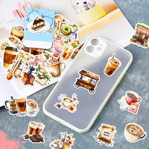 Koffie-stickers op telefoonhoesje en tijdschrift met latte art en bonen-designs