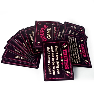 Detalle de cartas de juego para parejas con desafíos interactivos de Verdad o Reto en rosa