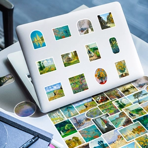 Nahaufnahme von impressionistischen Kunststickern mit Ölgemälde-Designs auf Laptop
