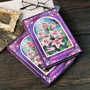 Violetter Notizblock mit Lilien-Glasfenster-Motiv und elegantem Vintage-Spitzenrand