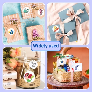 Pegatinas marinas redondas en cajas y frascos que muestran diversos usos decorativos