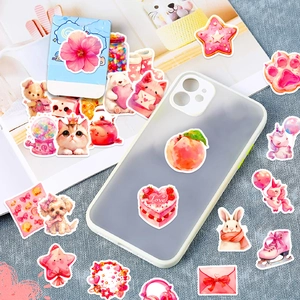 Nahaufnahme von rosa Aquarell-Stickern mit Tiermotiven auf einer Handyhülle