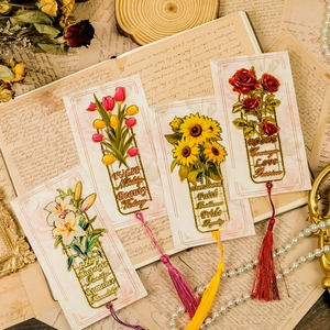 Blumen Lesezeichen Set aus Metall mit Sonnenblume Rose Lilie und Seidenquasten auf Büchern