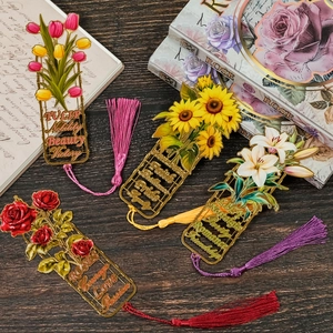 Detailansicht der Blumen-Metalllesezeichen mit Gravur und farbenfrohen Quastenanhängern
