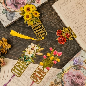 Detail von Vintage-Lesezeichen aus Metall mit Blumenmuster und Seidenquasten