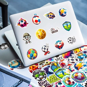 Dettaglio di adesivi a tema calcio impermeabili applicati su un laptop in argento
