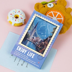 Nordisches Landschaft-Notizbuch mit fliederfarbenem Cover und Enjoy Life Stempeldesign