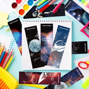 Gros plan détaillé de marque-pages galaxie avec motifs d'astronautes et d'espace