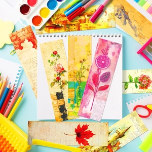 Marcadores vintage retro con motivos florales y clásicos en un escritorio creativo