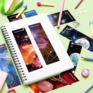 Lot de marque-pages espace et galaxie avec motifs de planètes sur un bureau blanc