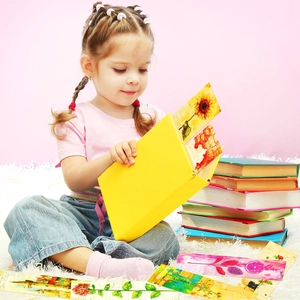 Marcapáginas vintage artísticos con motivos florales en una acogedora escena de lectura infantil