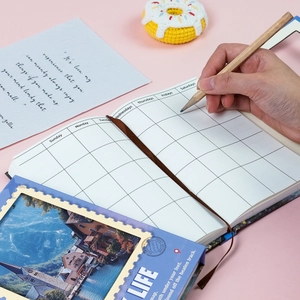 Details zum nordischen Wochenplaner mit Rasterseiten und blauer Vintage-Geschenkbox