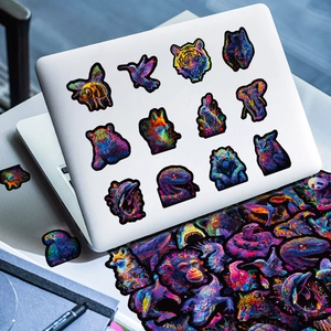 Adesivi animali neon su laptop con disegni colorati di lupo e gufo in stile graffiti