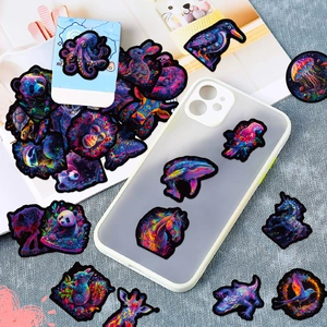 Custodia per cellulare fai-da-te decorata con vivaci adesivi di animali psichedelici
