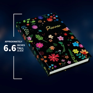 Dettaglio di un’agenda floreale rigida con scritte dorate e scala graduata di 16,8cm