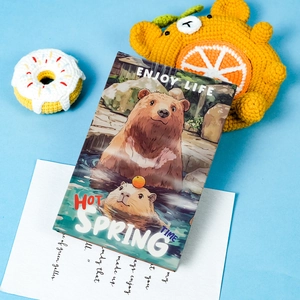 Niedliches Notizbuch mit Wasserschwein und Bär Illustration auf blauem Hintergrund