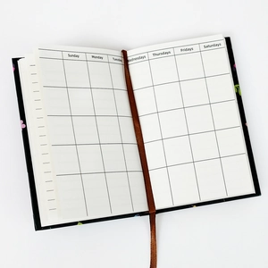 Vista dettagliata dell'agenda floreale con layout settimanale e segnalibro in seta